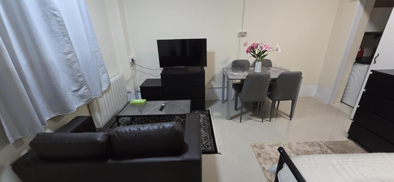 Shanti House Enfield Ngoại thất bức ảnh