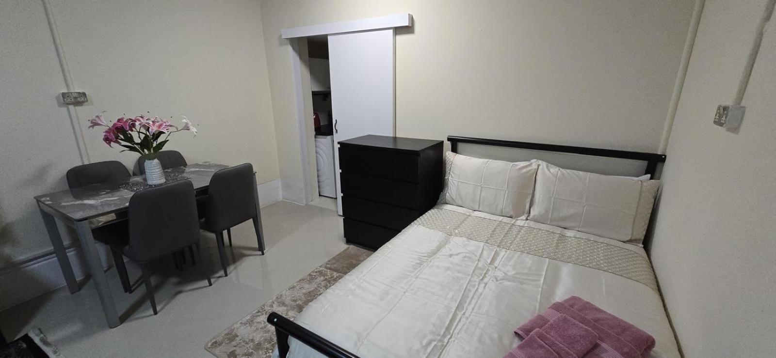 Shanti House Enfield Ngoại thất bức ảnh